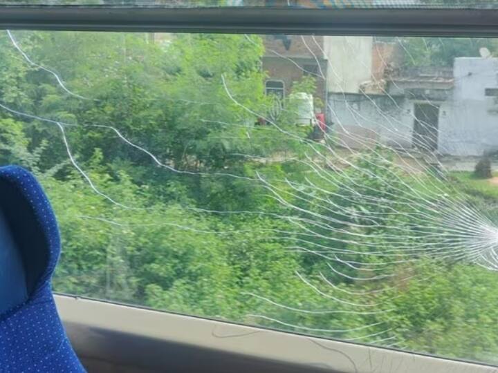 Udaipur stone pelting at Vande Bharat train going to Jaipur broken glass of window ANN Vande Bharat Express: उदयपुर से जयपुर के लिए शुरू हुई वंदे भारत ट्रेन पर पहले ही दिन पत्थराव, रेलवे का एक्शन