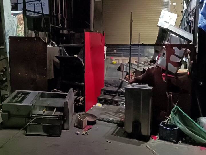 Dindigul: சிக்கன் ரைஸ் விலையால் எழுந்த பிரச்சினை.. ஹோட்டலை அடித்து நொறுக்கிய வாடிக்கையாளர்கள்..! The incident of customers smashing the hotel due to the issue of price of chicken rice caused a stir Dindigul: சிக்கன் ரைஸ் விலையால் எழுந்த பிரச்சினை.. ஹோட்டலை அடித்து நொறுக்கிய வாடிக்கையாளர்கள்..!