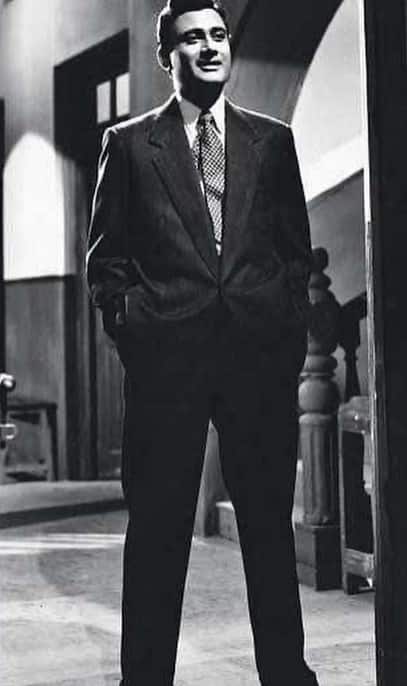 देव साहब के काला कोट को लेकर लोगों में दीवानगी बढ़ती ही जा रही थी और एक वक्त ऐसा भी आया जब एक्टर के पब्लिक प्लेस पर काटा कोट पहनने पर कोर्ट को पाबंदी लगानी पड़ी थी.