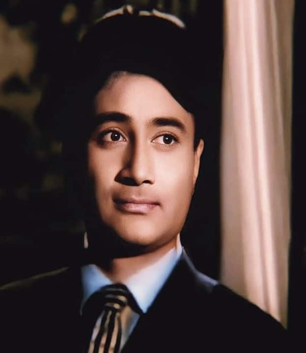 कोर्ट ने देव साहब के सार्वजनिक स्थानों पर काला कोट पहनने पर ही बैन लगा जिया था. बता दें कि ऐसा सिनेमा के इतिहास में पहली बार हुआ था कि किसी एक्टर के पहनावे पर कोर्ट को एक्शन लेना पड़ा था.