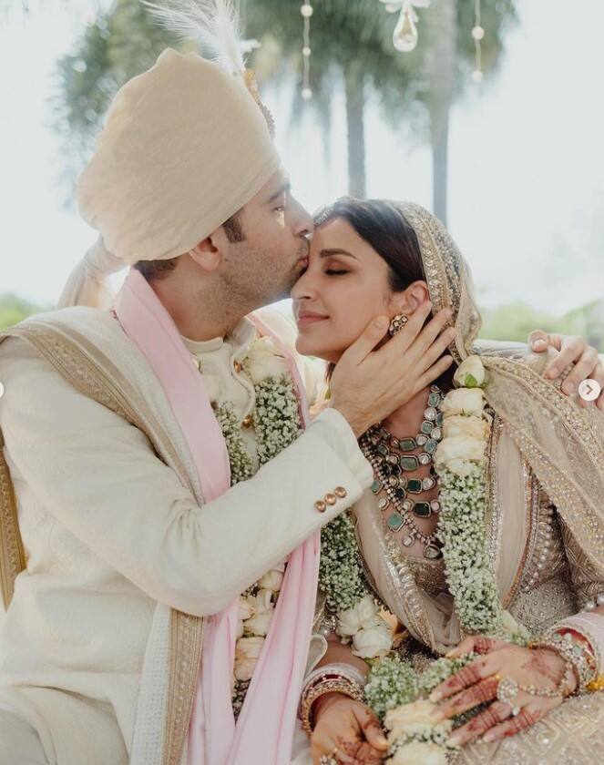 ਵਿਆਹ ਤੋਂ ਬਾਅਦ ਪਰਿਣੀਤੀ ਬੀਤੇ ਦਿਨੀਂ ਦਿੱਲੀ ਸਥਿਤ ਆਪਣੇ ਸਹੁਰੇ ਘਰ ਪਹੁੰਚੀ ਸੀ। ਇਸ ਦਾ ਇੱਕ ਵੀਡੀਓ ਸੋਸ਼ਲ ਮੀਡੀਆ 'ਤੇ ਸਾਹਮਣੇ ਆਇਆ ਹੈ, ਜੋ ਵਾਇਰਲ ਹੋ ਰਿਹਾ ਹੈ। ਵੀਡੀਓ 'ਚ ਪਰਿਣੀਤੀ ਆਪਣੇ ਪਤੀ ਨਾਲ ਹੱਸਦੀ ਨਜ਼ਰ ਆ ਰਹੀ ਹੈ। ਅਭਿਨੇਤਰੀ ਆਪਣੇ ਗਲੇ 'ਚ ਸਿੰਦੂਰ ਵਾਲਾ ਮੰਗਲਸੂਤਰ ਪਹਿਨੇ ਬਹੁਤ ਹੀ ਖੂਬਸੂਰਤ ਲੱਗ ਰਹੀ ਸੀ।