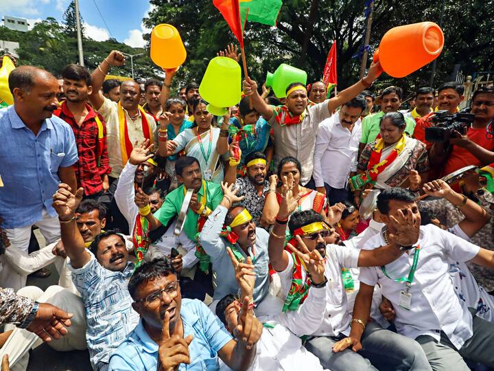 'Karnataka Jala Samrakshana Samiti', an umbrella outfit of farmers’ associations and other organisations staged a protest and called for a complete shutdown of Bengaluru on Tuesday against the release of Cauvery water to neighbouring Tamil Nadu. (Image Source: PTI)