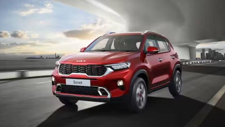 ਅਗਲੀ ਕਾਰ Kia Sonet SUV ਹੈ। ਇਸ ਨੂੰ ਡੀਜ਼ਲ ਪੈਟਰੋਲ ਅਤੇ ਸੀਐਨਜੀ ਵਿਕਲਪਾਂ ਨਾਲ ਖਰੀਦਿਆ ਜਾ ਸਕਦਾ ਹੈ। ਸਨਰੂਫ ਦੇ ਨਾਲ ਇਸਦੀ ਕੀਮਤ 11.30 ਲੱਖ ਰੁਪਏ ਐਕਸ-ਸ਼ੋਰੂਮ ਹੈ।