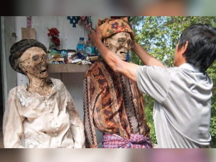 Indonesia Toraja Tribe Keep Their Relatives Dead Body At Home Funeral Rituals मरने के बाद शव का 'अंतिम संस्कार' नहीं करते ये लोग, घर में ही रखकर जिंदा इंसान की तरह करते हैं देखभाल, जानें क्या है कहानी?