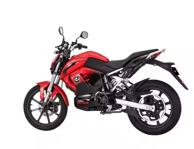 ਤੁਸੀਂ Revolt Motors ਤੋਂ Revolt RV 40 0 ​​ਨੂੰ ਸਿਰਫ 90,799 ਰੁਪਏ ਦੀ ਐਕਸ-ਸ਼ੋਰੂਮ ਕੀਮਤ 'ਤੇ ਘਰ ਲਿਆ ਸਕਦੇ ਹੋ। ਇਹ ਬਾਈਕ 3.24 kWh ਬੈਟਰੀ ਪੈਕ ਦੇ ਨਾਲ ਆਉਂਦੀ ਹੈ, ਜਿਸ ਨੂੰ ਚਾਰਜ ਹੋਣ 'ਚ 3 ਘੰਟੇ ਦਾ ਸਮਾਂ ਲੱਗਦਾ ਹੈ। ਇਸ ਬਾਈਕ ਨਾਲ 150 ਕਿਲੋਮੀਟਰ ਤੱਕ ਦੀ ਰੇਂਜ ਦਾ ਫਾਇਦਾ ਉਠਾਇਆ ਜਾ ਸਕਦਾ ਹੈ ਅਤੇ ਇਸਦੀ ਟਾਪ ਸਪੀਡ 85 ਕਿਲੋਮੀਟਰ ਪ੍ਰਤੀ ਘੰਟਾ ਹੈ।