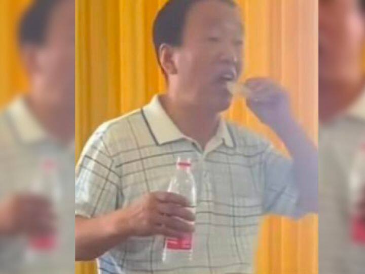 china boss of this company ate soap video is viral on social media इस कंपनी के बॉस ने खाया साबुन, अब सोशल मीडिया पर वीडियो वायरल है