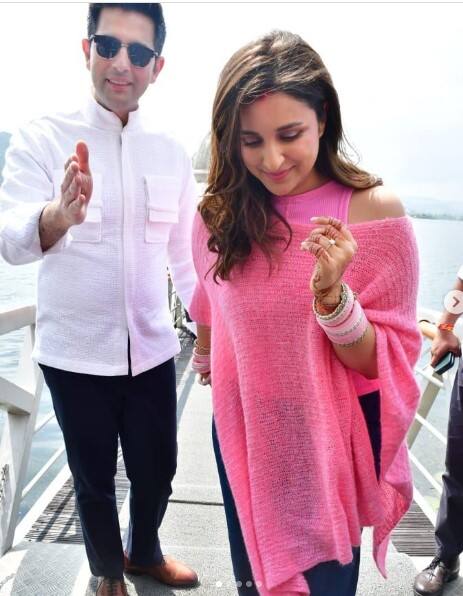 ਇਸ ਵਿਚਾਲੇ ਪਰਿਣੀਤੀ ਚੋਪੜਾ ਅਤੇ ਰਾਘਵ ਚੱਢਾ ਦੀਆਂ ਵਿਆਹ ਤੋਂ ਬਾਅਦ ਦੀਆਂ ਤਸਵੀਰਾਂ ਸੋਸ਼ਲ਼ ਮੀਡੀਆ ਉੱਪਰ ਤੇਜ਼ੀ ਨਾਲ ਵਾਇਰਲ ਹੋ ਰਹੀਆਂ ਹਨ। ਇਨ੍ਹਾਂ ਤਸਵੀਰਾਂ ਵਿੱਚ ਦੋਵਾਂ ਦਾ ਅੰਦਾਜ਼ ਵੇਖ ਤੁਸੀ ਵੀ ਇਨ੍ਹਾਂ ਦੇ ਦੀਵਾਨਾ ਹੋ ਜਾਵੋਗੇ।