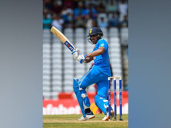 ওয়ান ডে ফর্ম্যাটে ভারতীয় ব্যাটারদের মধ্যে ৬টি সেঞ্চুরি রয়েছে এমন ব্যাটারদের মধ্যে দ্রুততম গিল। তিনিই সবচেয়ে কম ইনিংস খেলে ওয়ান ডে ফর্ম্য়াটে ৬টি সেঞ্চুরি হাঁকিয়েছেন।