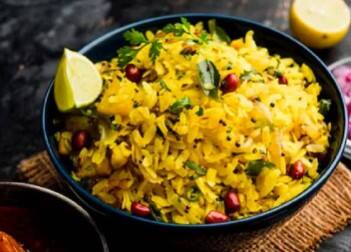 পোহা-র কথা কম-বেশি অনেকেই জানেন। বাদাম কিংবা পনির দিয়ে এই পদ রান্না করলে. পোহা-য় প্রোটিনের মাত্রা আরও বেড়ে যায়।