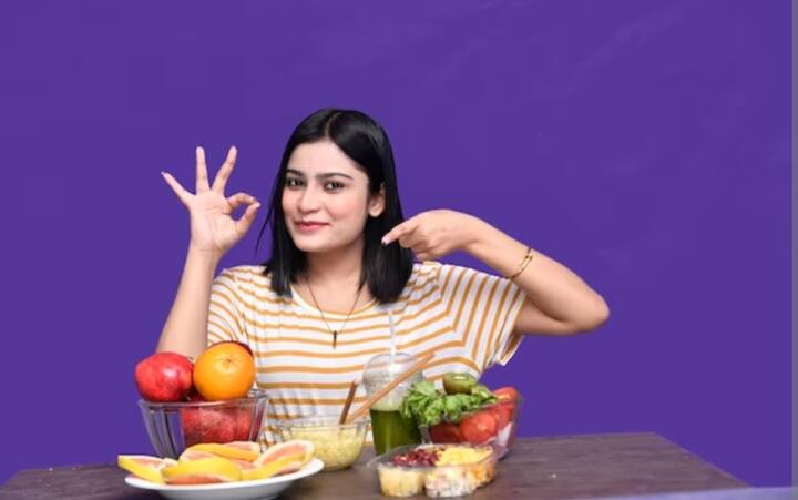 इन ब्लू जोन में जापान,  ओकिनावा, सार्डिनिया, इटली, इकारिया, ग्रीस, लोमा लिंडा, कैलिफोर्निया और कोस्टा रिका में निकोया आइलैंड है. इन जगहों के लोग एक खास तरह की डाइट (Blue Zone Diet) फॉलो करते हैं, जो अब आम लोगों के बीच भी पॉपुलर हो रहा है. इस डाइट की बदौलत 100 साल से ज्यादा तक जिंदा रह सकते हैं. आइए जानते हैं क्या है ब्लू जोन डाइट.