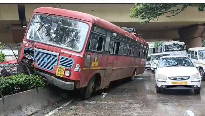 जुना पुणे मुंबई महामार्गावर महाराष्ट्र राज्य परिवहन महामंडळाची एसटी बस डिव्हायडरला धडकली.