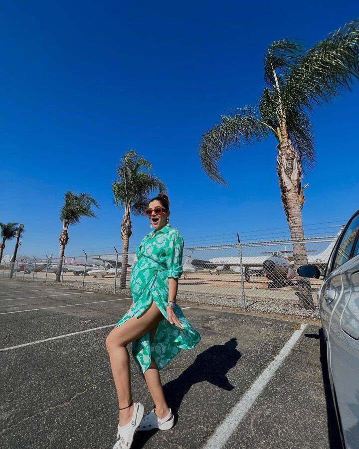 त्यानंतर एकामागून एक अभिनेत्रीचे नवनवीन लूक समोर येत आहेत. रुबीना कॅमेरासमोर तिचा बेबी बंप फ्लॉंट करताना दिसत आहे.