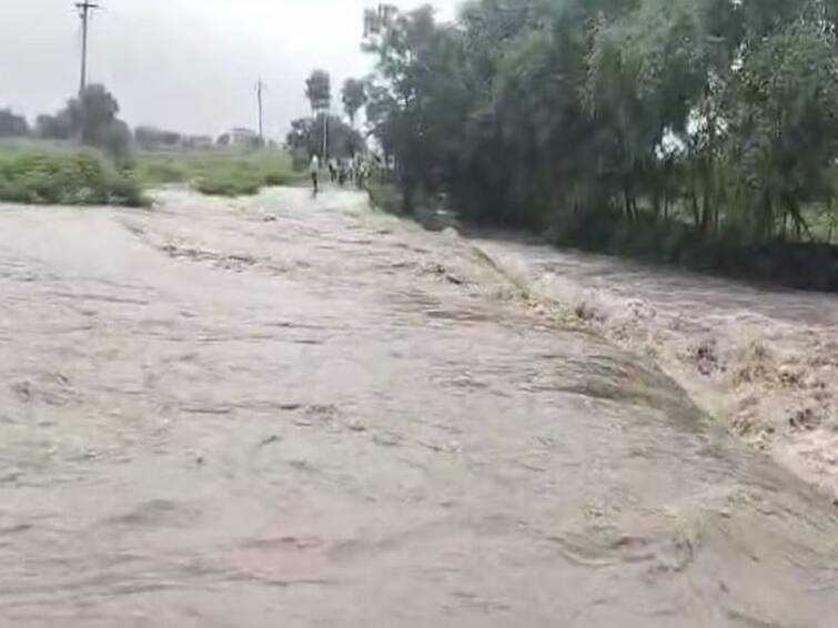 Heavy rain in Hingoli district  Rainwater entered the house Heavy Rain Hingoli District :हिंगोलीत पावसाची दाणादाण, गावांचा संपर्क तुटला, घरांमध्ये घुसले पाणी; नागरिकांचे प्रचंड हाल