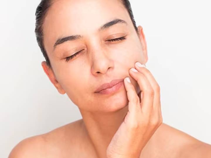 Skin Care Tips : निर्जीव त्वचेला 'या' स्किनकेअर प्रोडक्ट्सने आराम मिळेल; आठवड्याभरातच फरक जाणवेल