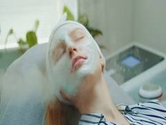 कितना हेल्दी ब्यूटी ट्रेंड है फेस स्टीम, फायदे ही नहीं हैं इसके नुकसान भी, जानें इस्तेमाल का सही तरीका