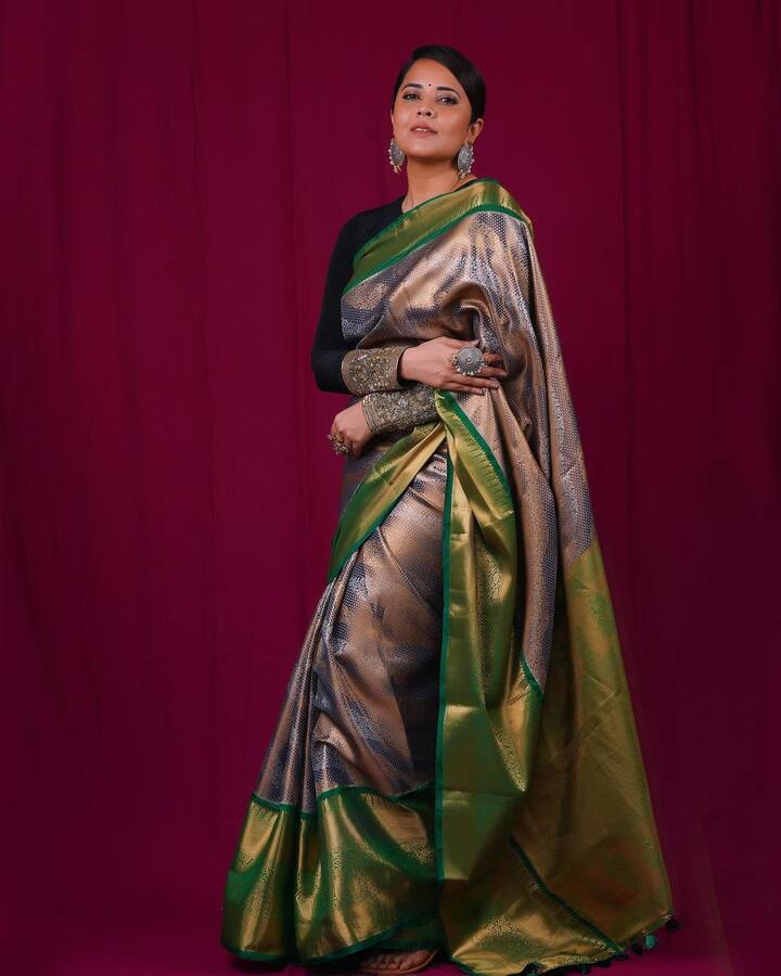ప్రస్తుతం ఈ ఫోటోలు సోషల్ మీడియాలో తెగ వైరల్ అవుతున్నాయి. Photo Credit: Anasuya Bharadwaj/Instagram