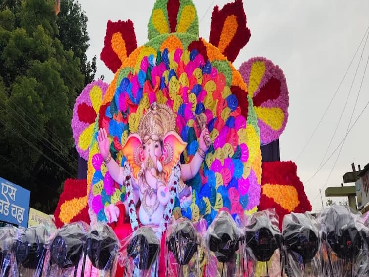 Nashik Latest News Traffic route changes for Nashik Ganesh Visarjan procession, know closures and alternative routes maharashtra news Nashik Ganeshotsav : गणपती विसर्जनानिमित्त नाशिक शहरातील कोणकोणत्या मार्गांमध्ये बदल? कोणत्या मार्गावरून वाहतूक सुरू असणार?