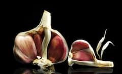 Hair Growth: ঘন-কালো চুল অধরা নয় মোটেই, এক রসুনেই হতে পারে অসাধ্য সাধন