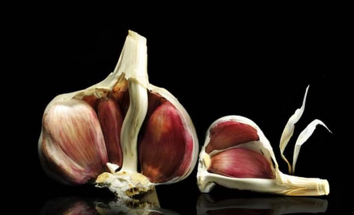 এই সমস্যা থেকে মুক্তি দিতে পারে রসুন। চুলের বৃদ্ধি ত্বরান্বিত করাই নয় শুধু, খুশকির সমস্যা দূর করা থেকে সংক্রমণ রোখা, হাজারো সমস্যার টোটকা রসুন।