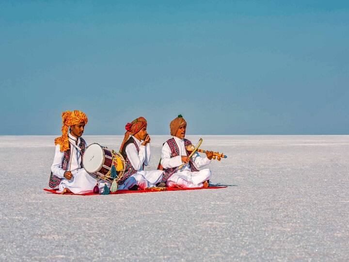 इस पैकेज में आप ट्रेन के जरिए मुंबई से भुज जाएंगे. इसके बाद आप आपको सफेद रण में Resort में रुकने का मौका मिलेगा. इसके अलावा भुज से आपको मुंबई वापस आने के लिए ट्रेन की टिकट मिलेगी.