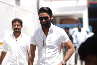 Captain Miller Photos : கேப்டன் மில்லர் பட பூஜையின் க்யூட் தருணங்கள்!