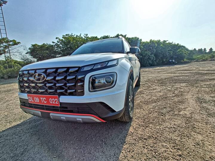 इस लिस्ट में पहला नाम हुंडई वेन्यू का है, जिसे हाल ही में एडीएएस लेवल 1 के साथ पेश किया गया है. जोकि इसके एसएक्स(ओ) वेरिएंट में मौजूद है. इसे खरीदने के लिए आपको 12.35 लाख रुपए एक्स-शोरूम की कीमत चुकानी होगी. इसमें आपको लेन कीप असिस्ट, फॉरवर्ड कोलिजन अवॉयडेंस असिस्ट और लेन फॉलो असिस्ट जैसे फीचर्स मिलते हैं.