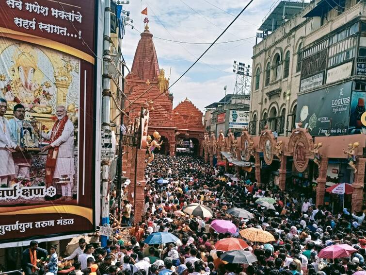 Pune dahadusheth ganpati 2023 More than 56 lakh devotees took dagadusheth ganpati online darshan Pune dagadusheth ganpati 2023 : द़गडूशेठ गणपतीची क्रेझ सातासमुद्रापार, परंपरेला सोशल मीडियाची जोड; 56 लाखांहून अधिक भक्तांनी घेतलं Online दर्शन