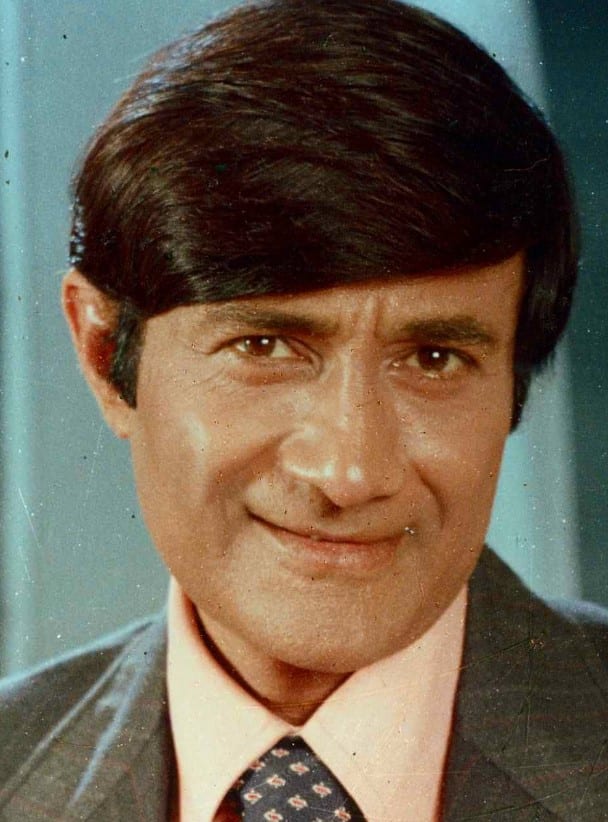 बताया जाता है कि देव आनंद जब व्हाइट शर्ट के साथ काला कोट पहनकर निकलते थे तो उनसे लोग निगाहें नहीं हटा पाते थे. लड़कियां तो उन्हें देखते ही दीवानी सी हो जाती थीं और उनके लिए कुछ भी कर गुजरने को तैयार रहती थीं.