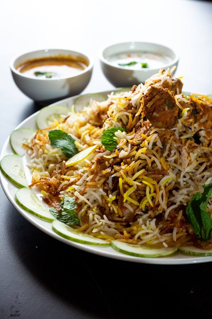 மற்றொரு அடுப்பில் உள்ள மட்டன் பாதி அளவு வெந்து கிரேவி பதத்தில் இருக்கும். இப்போது மட்டன் கிரேவியை குக்கரில் அரிசியுடன் சேர்த்து நன்றாக கிளரி, 3 கப் தண்ணீர் சேர்த்து, தயிர், உப்பு தேவையான அளவு சேர்க்க வேண்டும். தீயை குறைவாக வைத்து, விசில் போடாமல் குக்கரை மூடி 20 நிமிடம் அடுப்பில் வைக்க வேண்டும்.