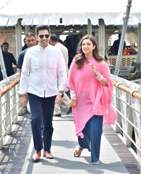 ਇਸ ਤੋਂ ਇਲਾਵਾ ਪਰਿਣੀਤੀ ਰਾਘਵ ਨਾਲ ਆਪਣੇ ਸਹੁਰੇ ਘਰ ਪੁੱਜੀ, ਇਸ ਦੌਰਾਨ ਉਹ ਆਪਣੇ ਬੇਹੱਦ ਖੂਬਸੂਰਤ ਅੰਦਾਜ਼ ਵਿੱਚ ਨਜ਼ਰ ਆਈ।