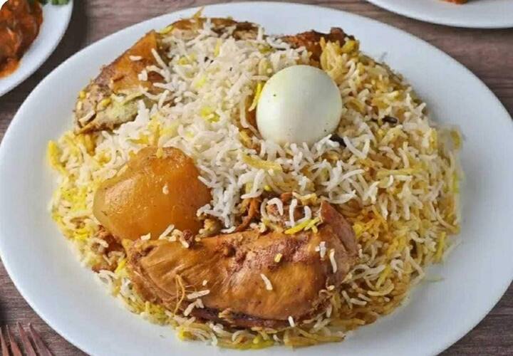 அரிசி மற்றும் மட்டன் நன்கு வெந்துவிட்டால், அதன் மேல் பாலில் ஊறவைத்த குங்குமப்பூ, நெய்யை மேலே ஊற்றி கிளறி, இறக்கி விட வேண்டும்.