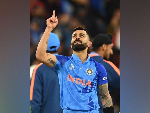 ভারতীয় ক্রিকেট দলের সবচেয়ে বড় তারকা বিরাট কোহলি এই তালিকায় চতুর্থ স্থানে রয়েছেন। তিনি ওয়ান ডে কেরিয়ারে এখনও পর্যন্ত ৪৯টি সেঞ্চুরি করেছেন।