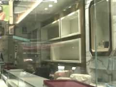 दिल्ली के जंगपुरा में शोरूम की दीवार तोड़कर 25 करोड़ उड़ाए, CCTV खंगाल रही पुलिस