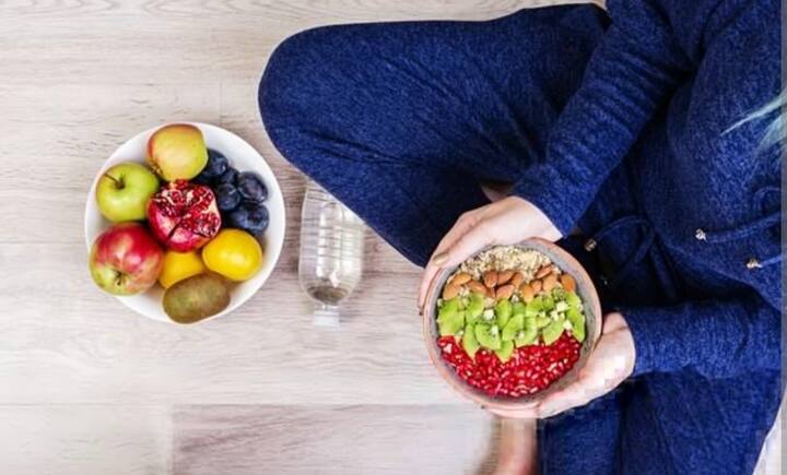 क्या आप भी 100 साल से ज्यादा जीना चाहते हैं? दरअसल, दुनिया में एक ऐसी जगह है, जहां लोग 100 साल से भी ज्यादा जीते हैं. इन जगहों को ब्लू जोन कहा जाता है. ब्लू जोन में रहने वाले लोगों में दिल की बीमारी, कैंसर, डायबिटीज और मोटापा बहुत कम होता है. उनकी जिंदगी भी लंबी होती है.