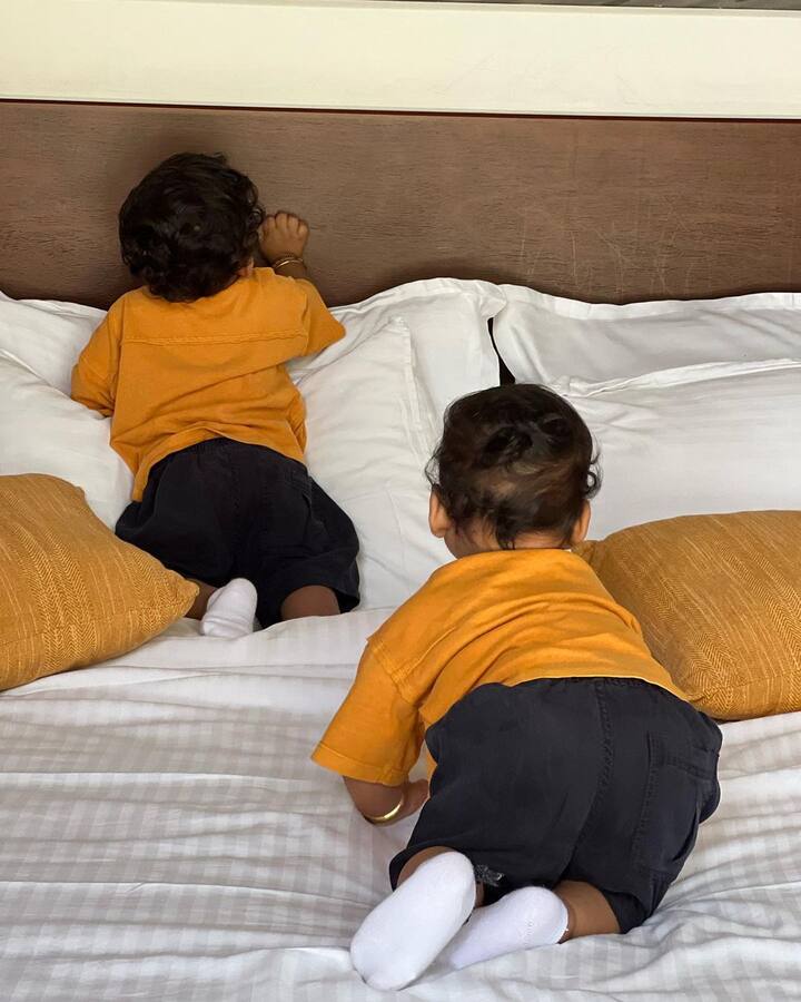 தற்போது உயிர் - உலக் கட்டிலில் விளையாடும் புகைப்படங்களை பதிவிட்டுள்ளனர்.
