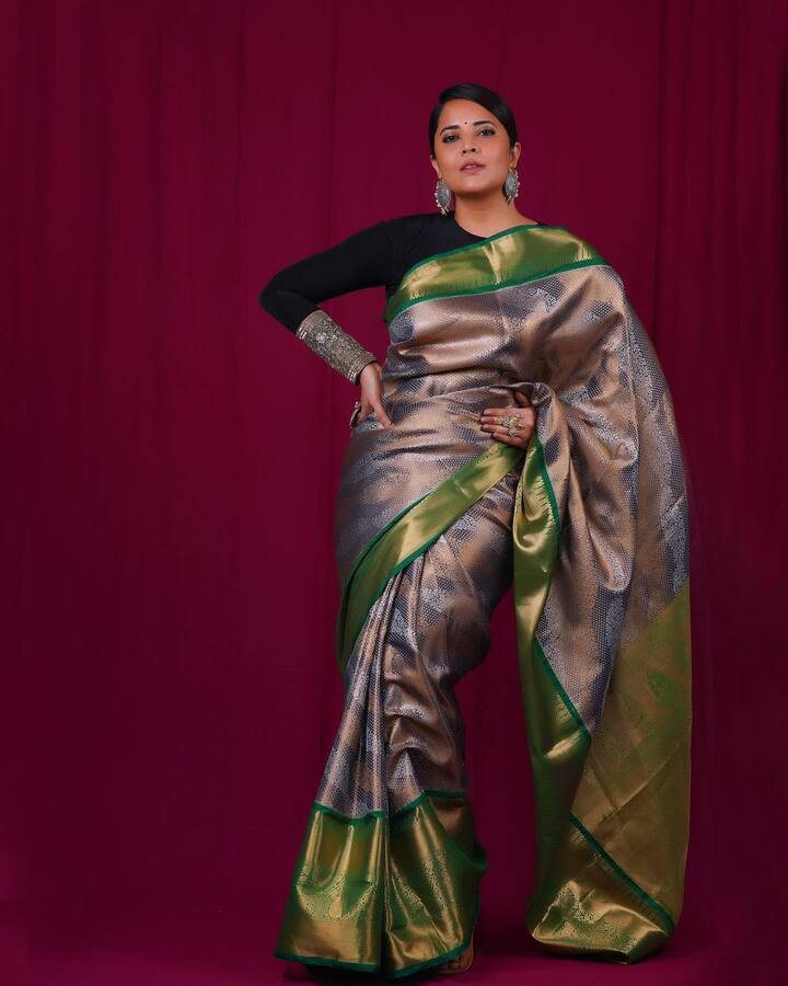 తాజాగా పట్టు చీరలో కనువిందు చేసింది. Photo Credit: Anasuya Bharadwaj/Instagram