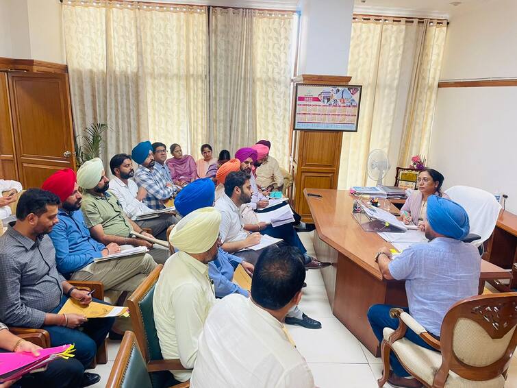 Dr. Baljit Kaur gave instructions to the officials to ensure the schemes being run by the department Benefits of Schemes  : ਡਾ. ਬਲਜੀਤ ਕੌਰ ਨੇ ਵਿਭਾਗ ਵੱਲੋਂ ਚਲਾਈਆਂ ਜਾ ਰਹੀਆਂ ਸਕੀਮਾਂ ਦਾ ਲਾਭ ਸਬੰਧਤ ਵਰਗ ਦੇ ਲੋਕਾਂ ਨੂੰ ਸਮੇਂ ਸਿਰ ਪਹੁੰਚਾਉਣਾ ਯਕੀਨੀ ਬਣਾਉਣ ਲਈ ਅਧਿਕਾਰੀਆਂ ਨੂੰ ਦਿੱਤੇ ਨਿਰਦੇਸ਼