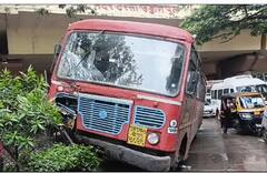 Pune ST Bus Accident : मोठा अनर्थ टळला!  जुन्या पुणे-मुंबई महामार्गावर एसटी बस डिव्हायडरला धडकली अन्...