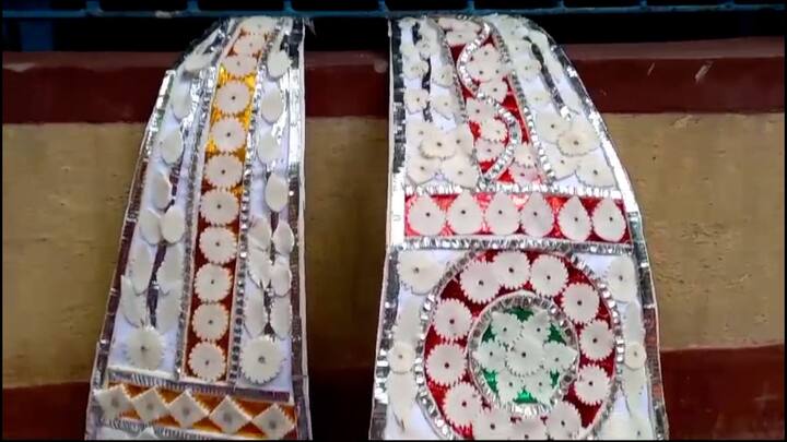 মা দুর্গা আর তাঁর ছেলেমেয়েদের সাজাতে তুঙ্গে ব্যস্ততা। সঙ্কট থাকলেও ঐতিহ্যে ছেদ পড়েনি। শারদোৎসবের আগে এক অন্য উৎসবের ছবি সিঙ্গুরে।