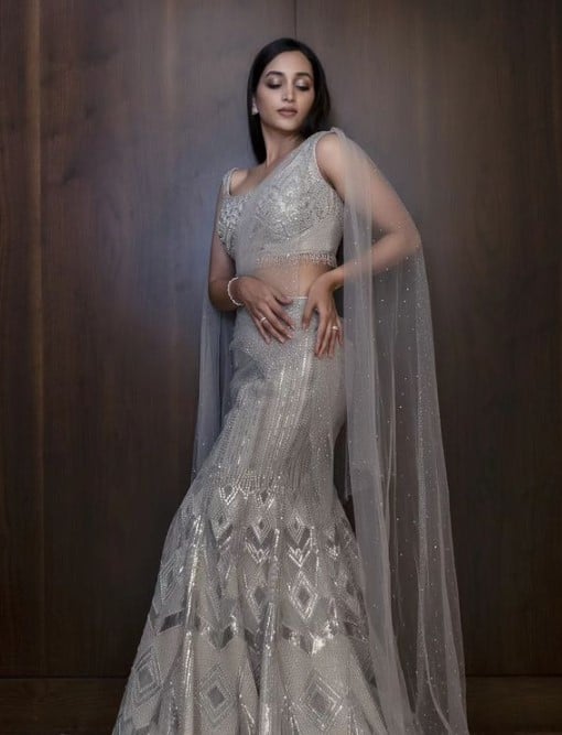 Srinidhi Shetty Photo: અભિનેત્રી શ્રીનિધિ શેટ્ટી હાલમાં તેના શાનદાર એથનિક લૂકને લઈ સોશિયલ મીડિયા પર ચર્ચામાં છે. અભિનેત્રીએ પોતાના ઈન્સ્ટાગ્રામ પર ખૂબ જ શાનદાર તસવીરો શેર કરી છે. આ તસવીરોમાં એક્ટ્રેસ ખૂબ જ સુંદર લાગી રહી છે.