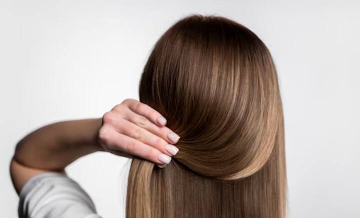 বয়সের সঙ্গে চুল পাতলা হয়ে যাওয়ার সমস্যায় ভোগেন অনেকেই। আবার অল্প বয়সেও চুল পড়ে যাওয়ার সমস্যা দেখা দেয়। চুলের বৃদ্ধিও ব্যাহত হয়।