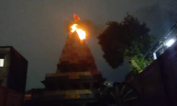 या मंडळाने यंदा महाकाल मंदिराची प्रतिकृती उभारण्यात आली आहे.