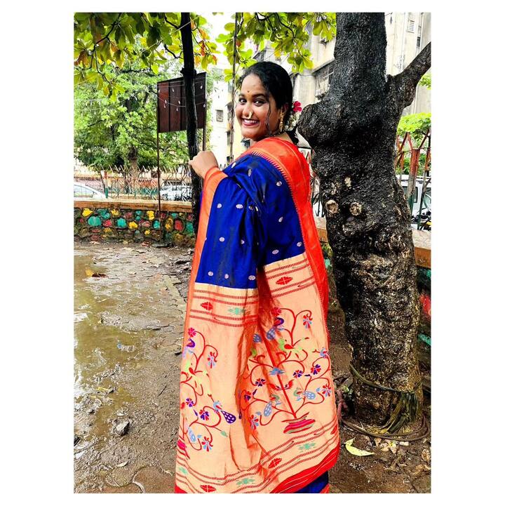 वनितानं शेअर केलेल्या फोटोला कॅप्शन दिलं, 'गणेशोत्सवानिमित्त मी ही पैठणी साडी नेसली होती.ही साडी मला आमचे लाडके अरुण काका यांनी लग्नाची भेट म्हणून दिली होती.'