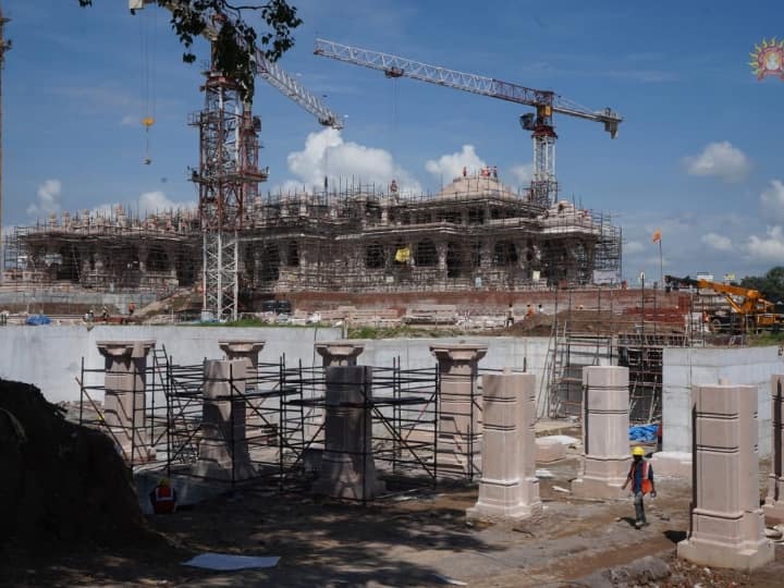 ट्रस्ट ने भगवान राम लला के मंदिर में खूबसूरत में नक्काशी और परिक्रमा मार्ग की फोटो जारी की हैं. जिसमें मंदिर निर्माण की प्रगति देखी जा सकती है.