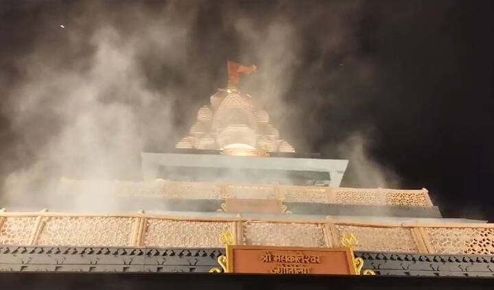 त्या मंदिराच्या कळसाला आग लागली आहे.