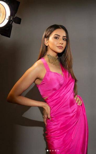 ਹਾਲ ਹੀ 'ਚ ਅਭਿਨੇਤਰੀ ਨੇ ਆਪਣੇ ਲੇਟੈਸਟ ਲੁੱਕ ਦੀਆਂ ਤਸਵੀਰਾਂ ਸ਼ੇਅਰ ਕਰਕੇ ਆਪਣੇ ਮਨਮੋਹਕ ਅੰਦਾਜ਼ ਦਾ ਜਲਵਾ ਬਿਖੇਰਿਆ ਹੈ। ਇਨ੍ਹਾਂ ਤਸਵੀਰਾਂ 'ਚ ਉਸ ਦੀ ਸਾਦਗੀ ਨੂੰ ਦੇਖ ਕੇ ਪ੍ਰਸ਼ੰਸਕ ਦੀਵਾਨੇ ਹੋ ਗਏ ਹਨ। ਵੇਖੋ ਅਦਾਕਾਰਾ ਦੀਆਂ ਤਸਵੀਰਾਂ...