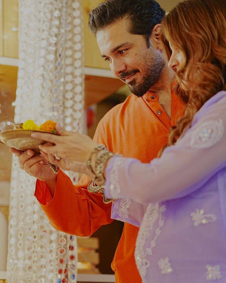 आता नव्या पाहुण्याच्या स्वागतासाठी ते सज्ज आहेत. लग्नाच्या पाच वर्षांनी अभिनेत्री आई होणार आहे.