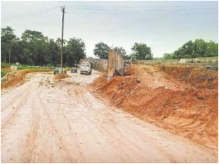 Surguja road construction work has not been completed on NH 130 after 3 Years ann Surguja: सरकारें बदलती गईं लेकिन सरगुजा में पूरा नहीं हो पाया सड़क निर्माण, जान-जोखिम में डालने को मजबूर लोग