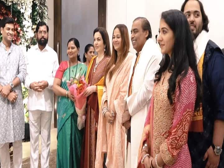 सीएम एकनाथ शिंदे के आवास पर मुकेश अंबानी ने परिवार के साथ फोटो खिंचाए और उत्सव जैसे माहौल का आनंद लिया.
