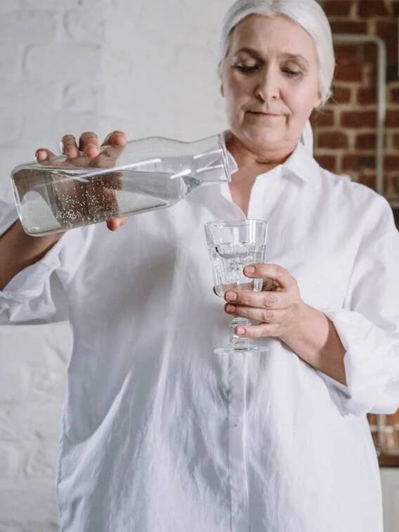 सुबह खाली पेट पानी पीने के हैं ये चमत्कारी फायदे